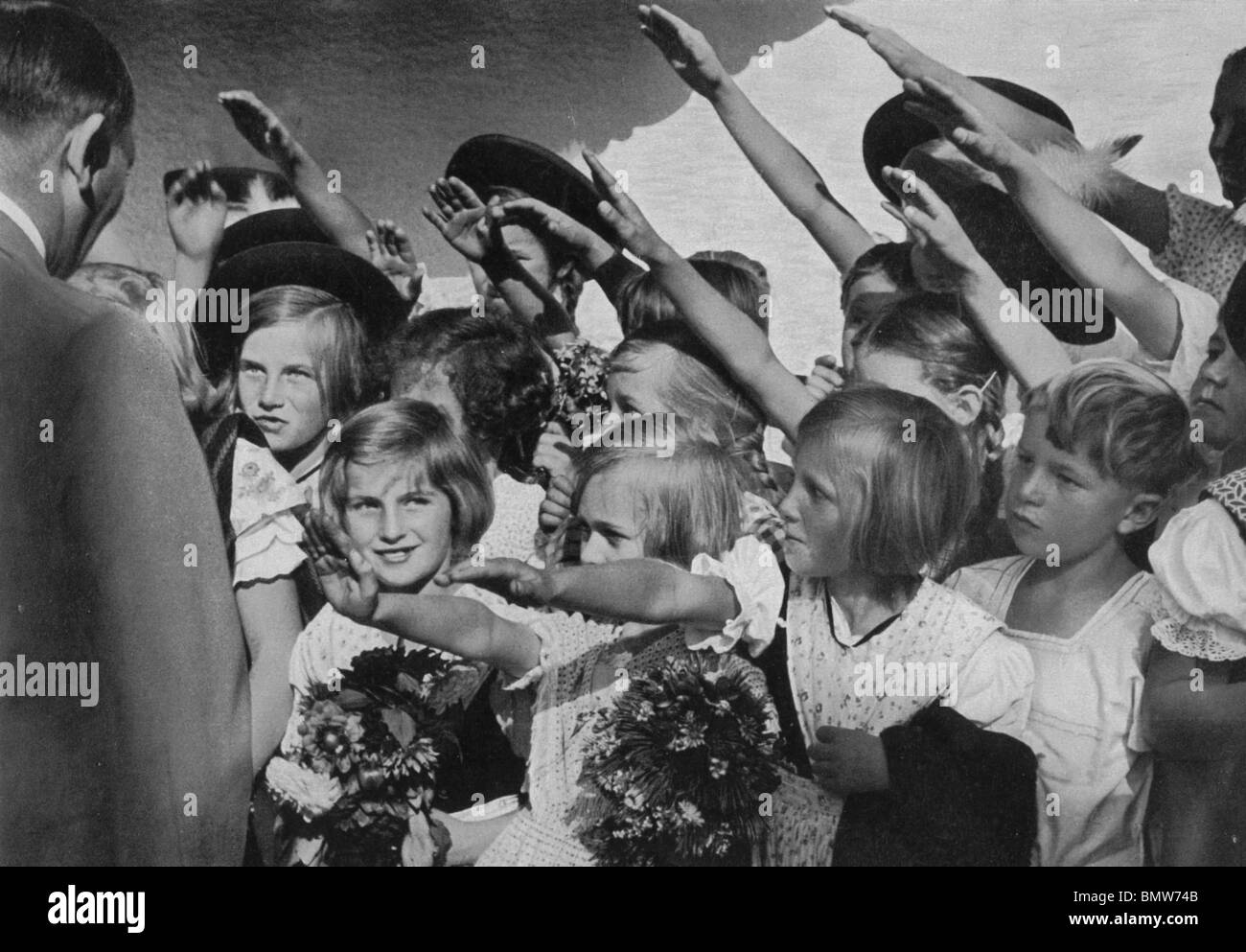 ADOLF HITLER ist eine Begrüßung von Kindern in einem typischen weit verbreitet gedruckte Propaganda-Foto Stockfoto