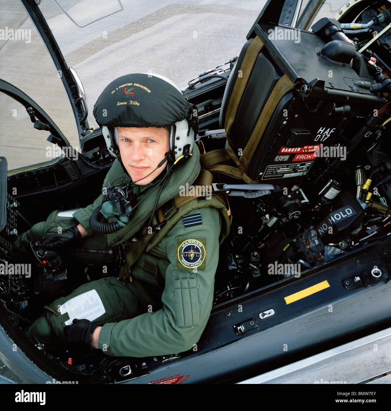 RAF Fighter Pilot in Harrier Flugzeugtyp an RAF Wittering. Stockfoto