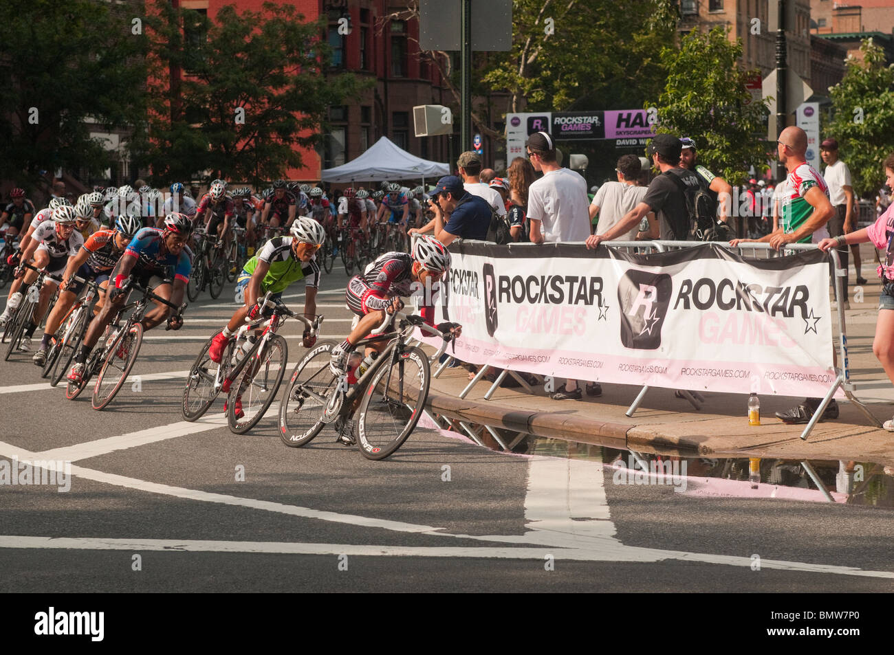 New York, NY - 20. Juni 2010 das Hauptfeld die Wende des Marcus Garvey Park während der 2010 Wolkenkratzer Harlem Cycling Classic rundet. Stockfoto
