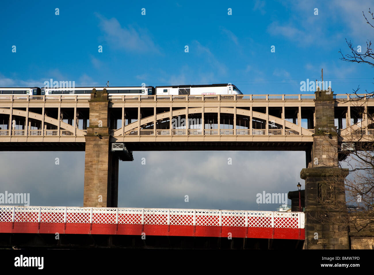 High Speed Train über eine Schiene Brücke über den Fluss Tyne in Newcastle am Tyne. Stockfoto
