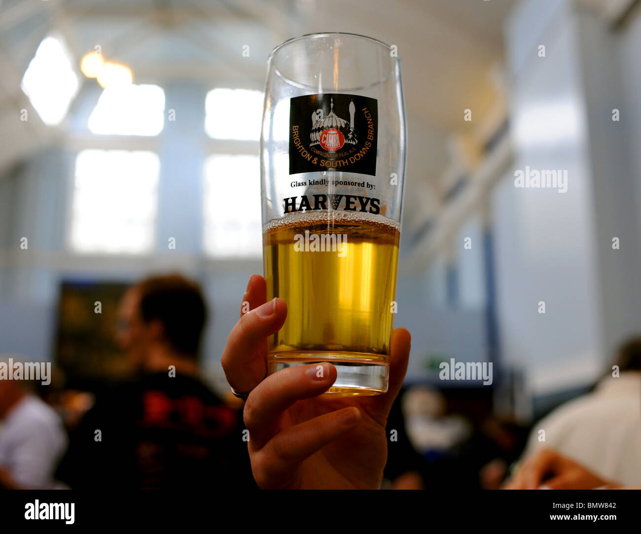 Bier Wabbel Glas Southdown Bier und Cider Festival in Lewes, UK Stockfoto