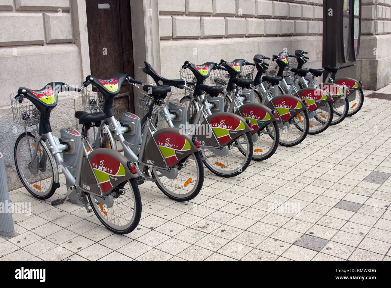 geparkten Zyklen ÖPNV Fahrräder gesperrt Stockfoto