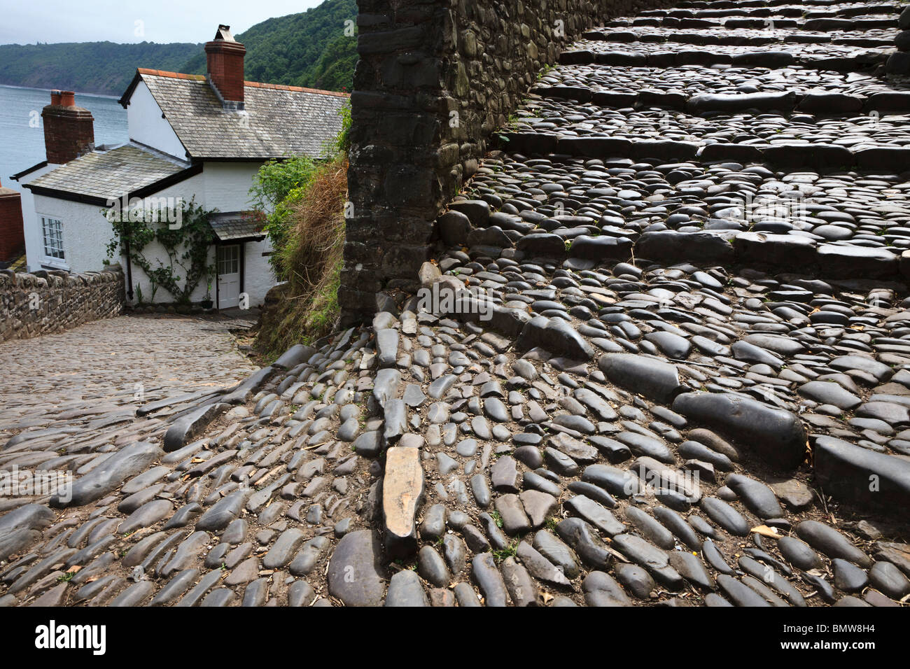 Die steilen gepflasterten Straße in Clovelly, Devon, England. Stockfoto