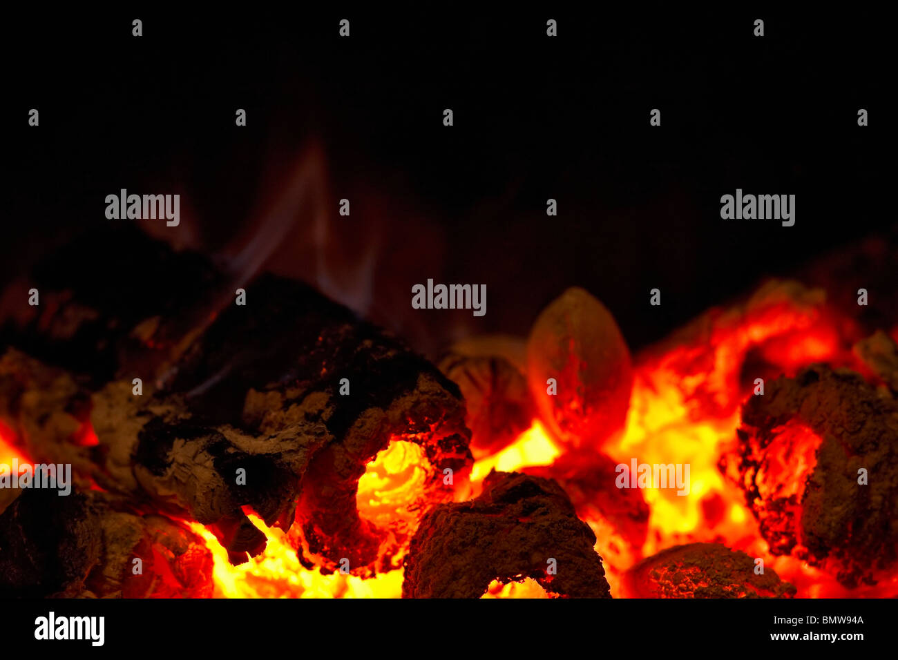 Glut in einen Herd Silhouette. Stockfoto Glut in einen Herd Silhouette. Stockfoto