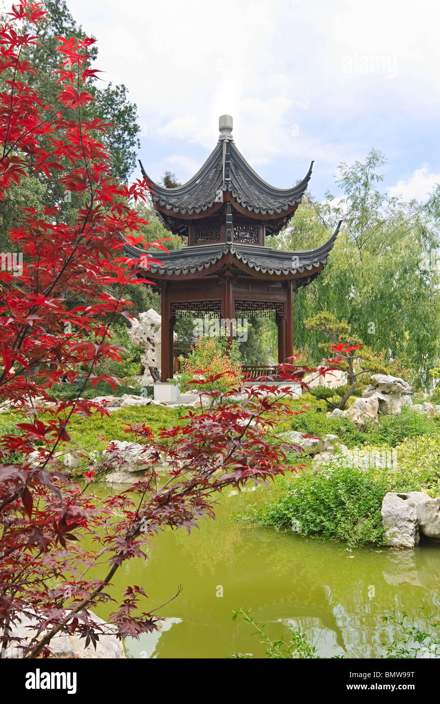 Chinesischer Garten mit Pagode und den See. Stockfoto