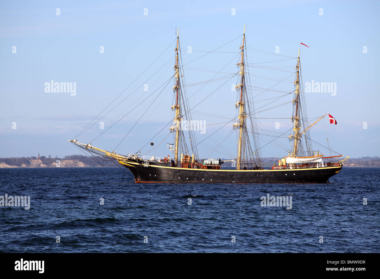 Georg Stage - ein Dreimaster, voll getakelt Schiff als Schulschiff liegen vor Anker in der Nähe von Vedbæk, Dänemark. Stockfoto