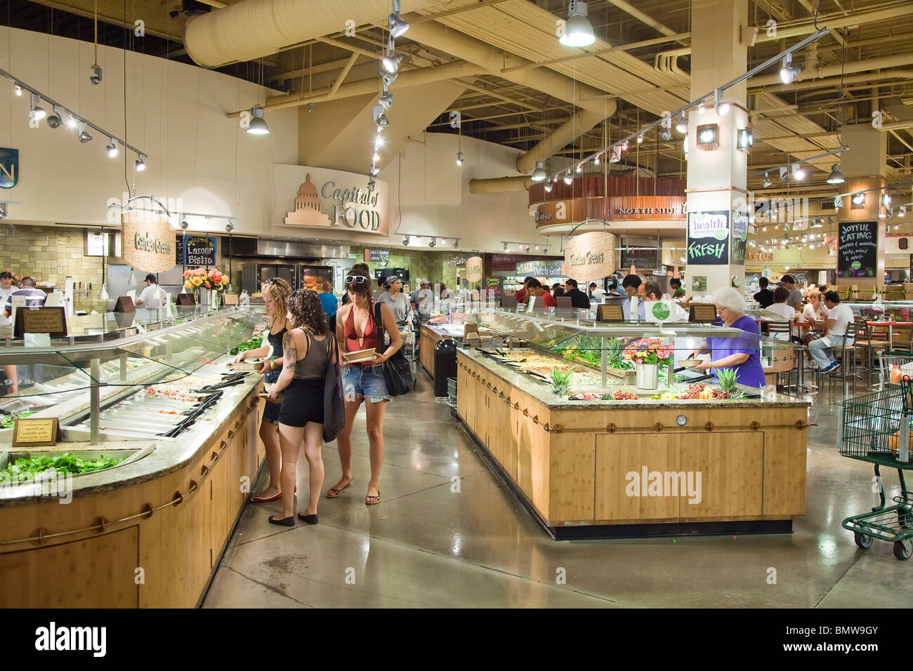 Menschen beim Einkaufen in ganzen Lebensmittel Markt Austin Texas USA Stockfoto