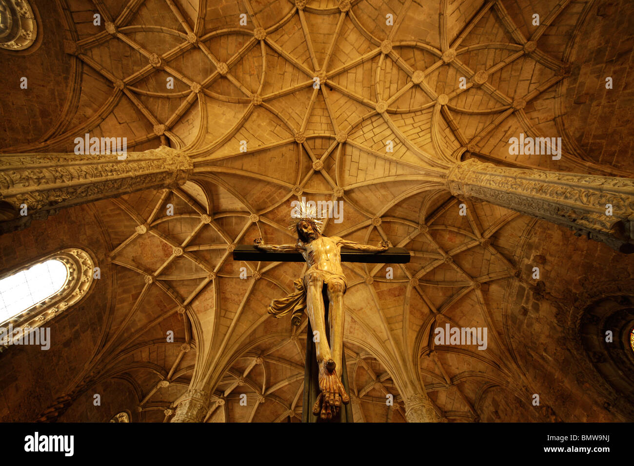 Kruzifix im Altarraum der Kirche Santa Maria Jeronimos Kloster Mosteiro DOS Jerominos in Belem, Lissabon, Stockfoto