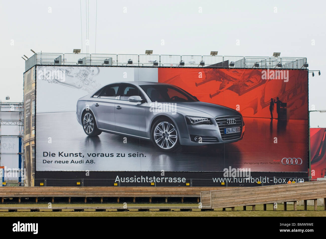 Der neue Audi A8 auf Plakatwand Berlin Deutschland Werbung Stockfoto