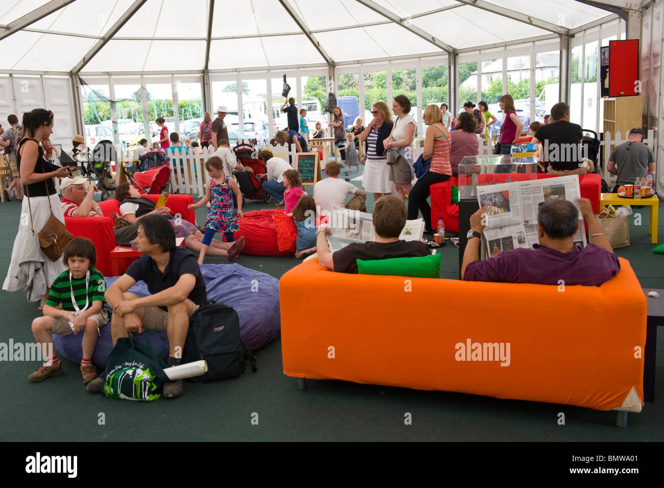 Erwachsene und Kinder freuen sich über den Heuschnupfen Kinder Raum bei Hay Festival 2010 Hay on Wye Powys Wales UK Stockfoto