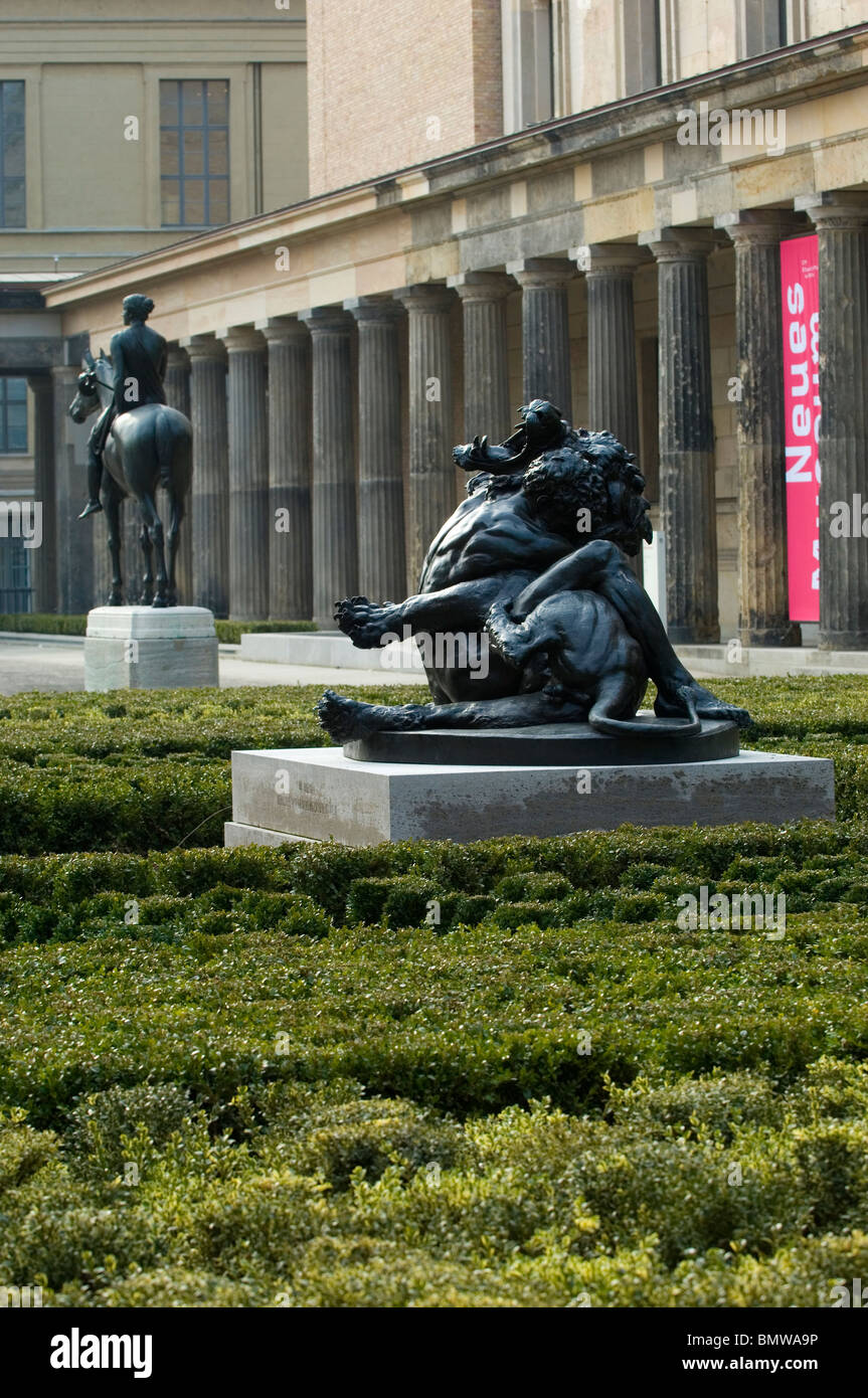Statuen außerhalb des neuen Museums im Museum Island Berlin Deutschland Europa Stockfoto