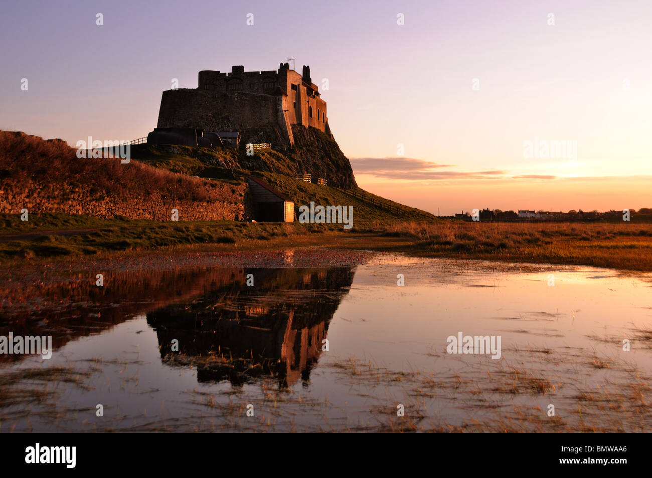 Lindisfarne (Holy Island) Castle bei Sonnenuntergang, Northumberland, England Stockfoto