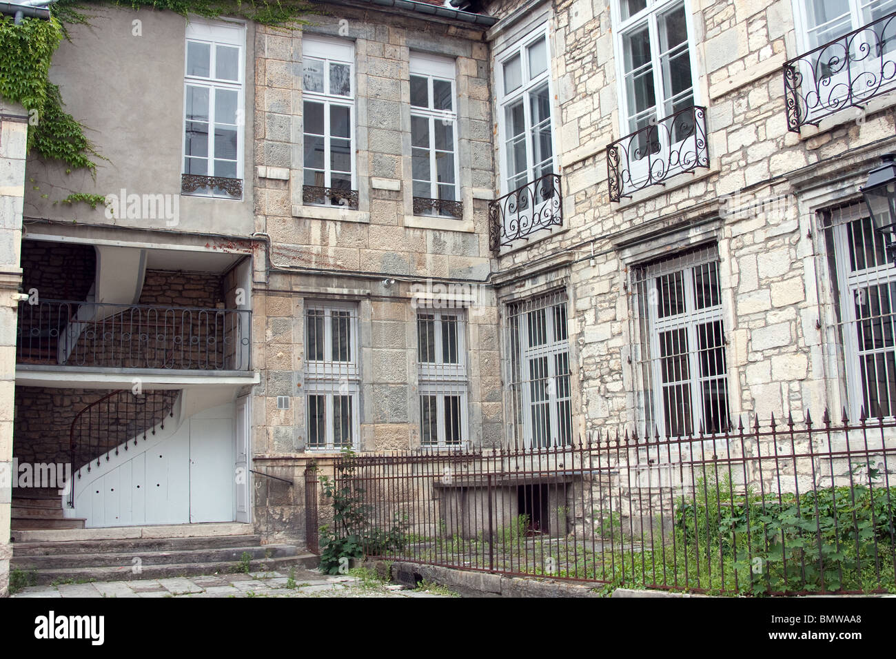 offene Treppe Innenhof ausgeschlossen Windows Wohnungen Zaun Stockfoto