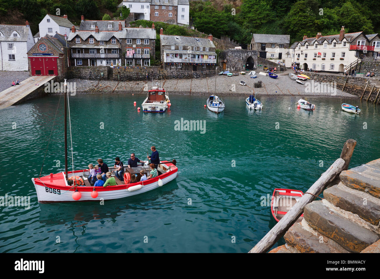 Ausflug mit dem Boot verlassen Clovelly Harbour, Devon. Stockfoto
