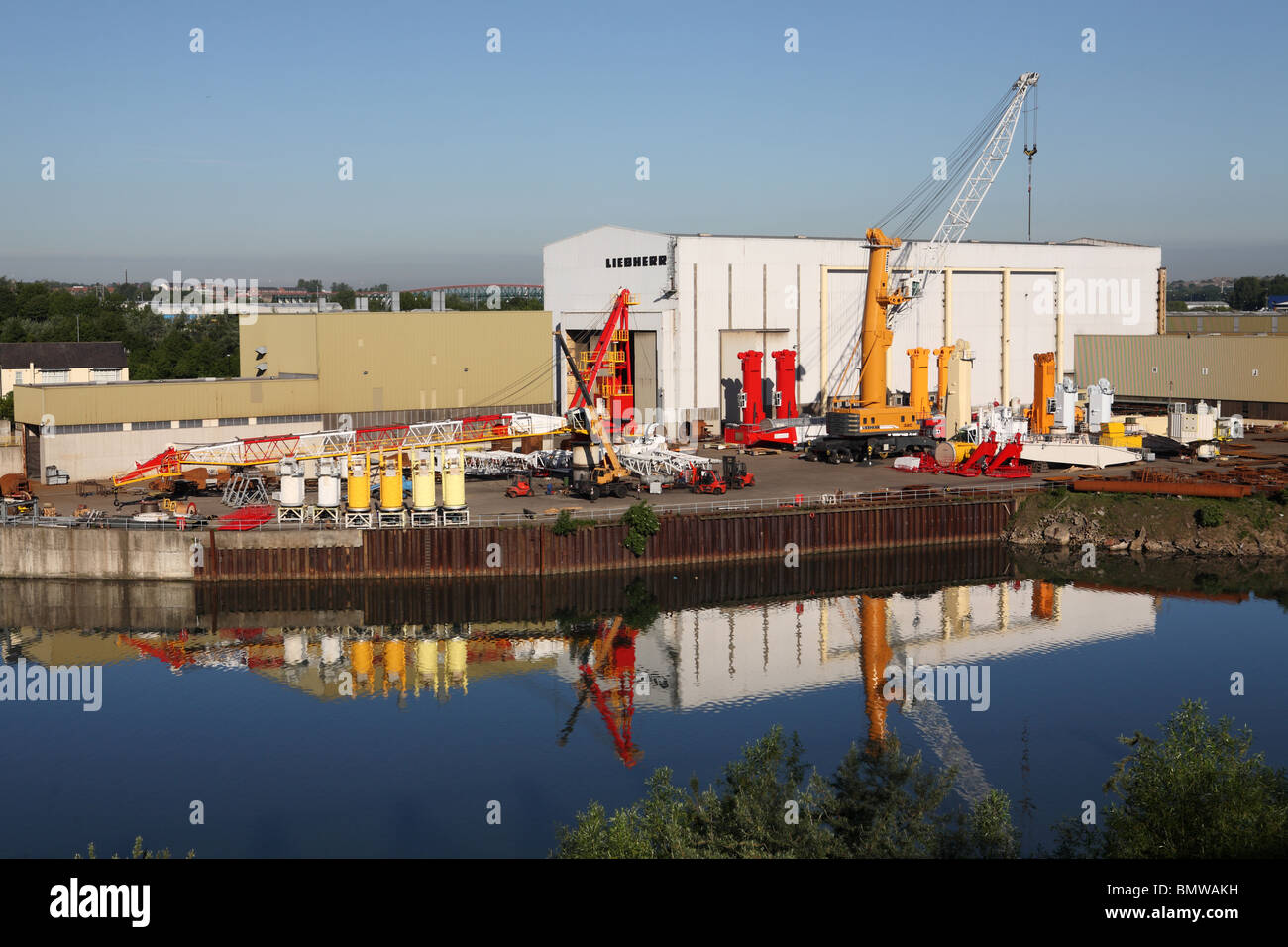 Liebherr Kran Fabrik gesehen jenseits des Flusses Wear in Sunderland, England, UK Stockfoto