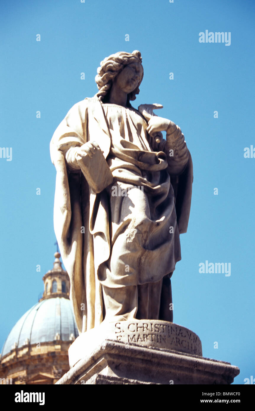 Palermo Sizilien Italien Statue der Heiligen Christina Outside Palermo Kathedrale Santa Maria Assunta (Saint Mary Of The Assumption) Stockfoto