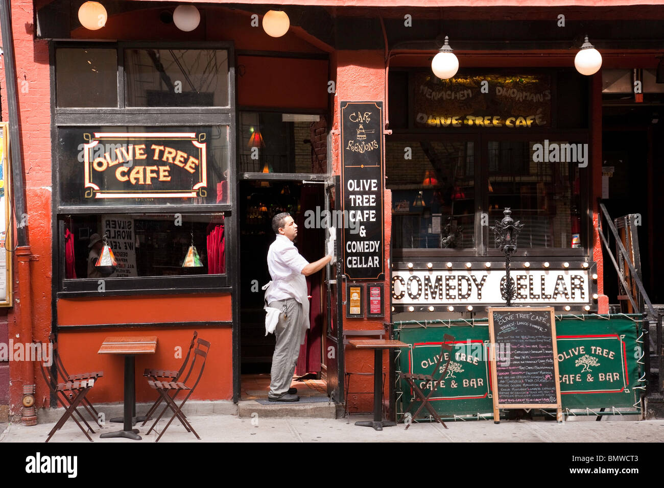 Cafe Mitarbeiter bereitet Ort für Eröffnung, Greenwich Village, New York Stockfoto