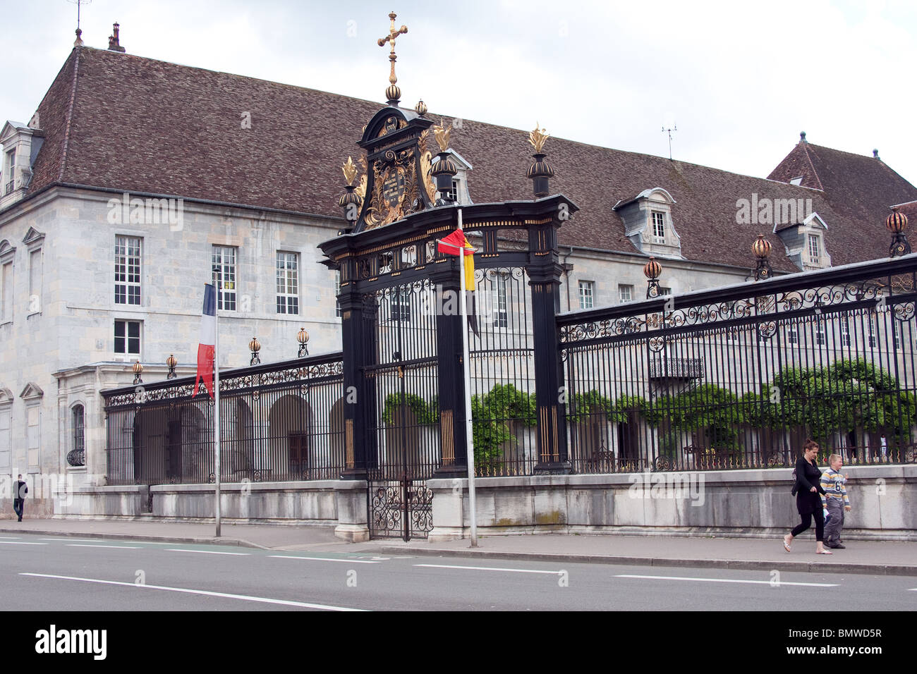 Französischen Krankenhaus Hauptgebäude Eingang Flagge Kreuz Stockfoto