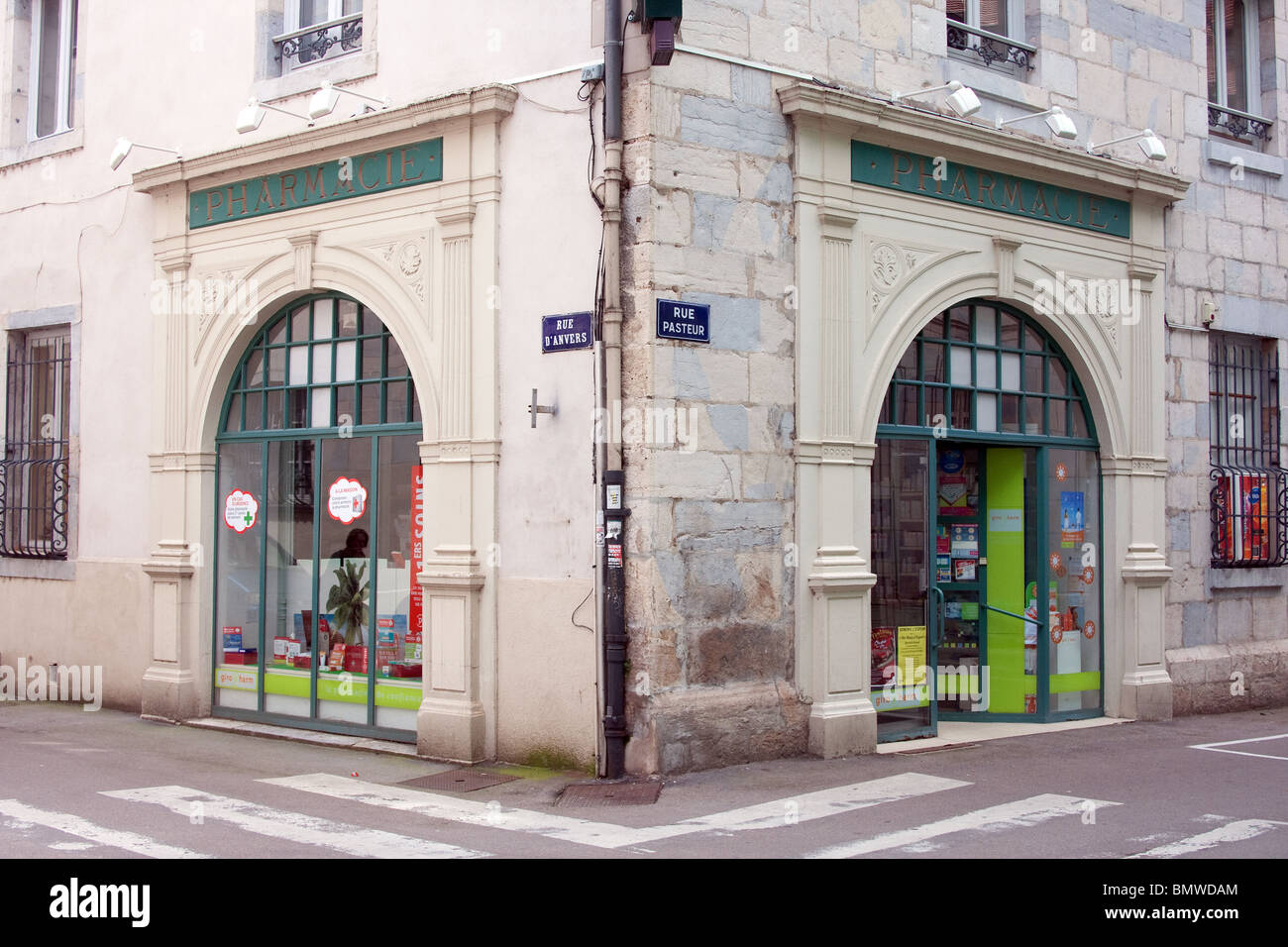Corner Shop gespiegelt Eingänge Stein barocken front Stockfoto