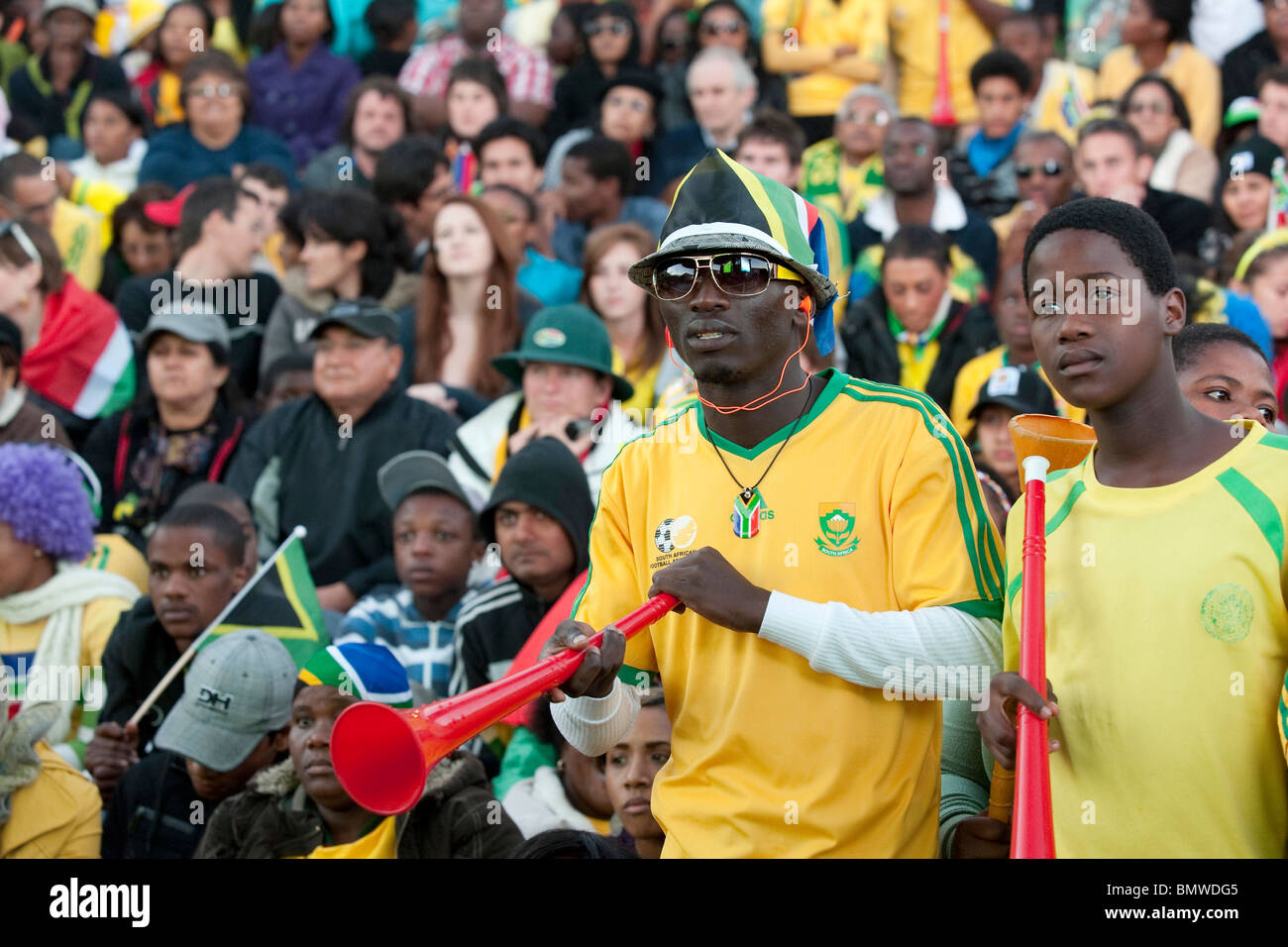 Fans bei public Viewing der FIFA-WM 2010 im V & A Waterfront in Kapstadt Südafrika Stockfoto