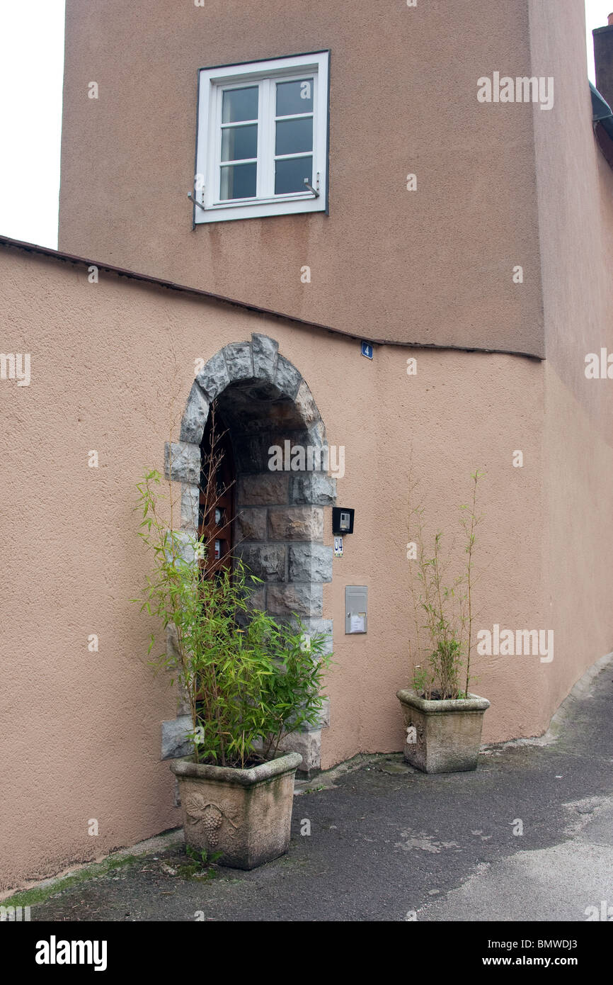 kleine schmale Haus Torbogen Bogen Eingang Blumentopf Stockfoto