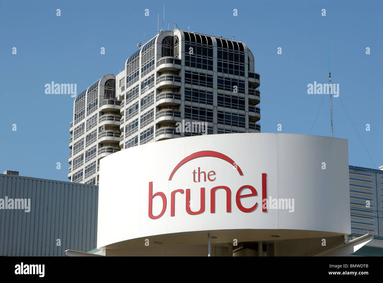 Die Brunel Centre Zeichen in Swindon, mit David Murray John Tower im Hintergrund. Stockfoto