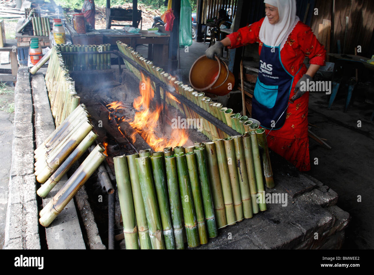 Kochen Lemang in Malaysia. Lemang ist Klebreis in Bambus gekocht. Stockfoto