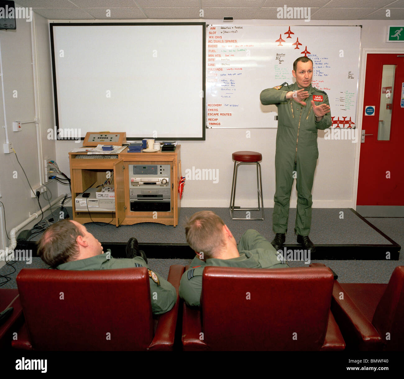Anführer der Elite "Red Arrows", Großbritanniens renommierte Royal Air Force aerobatic Team, zeigt die Korkenzieher-Manöver. Stockfoto
