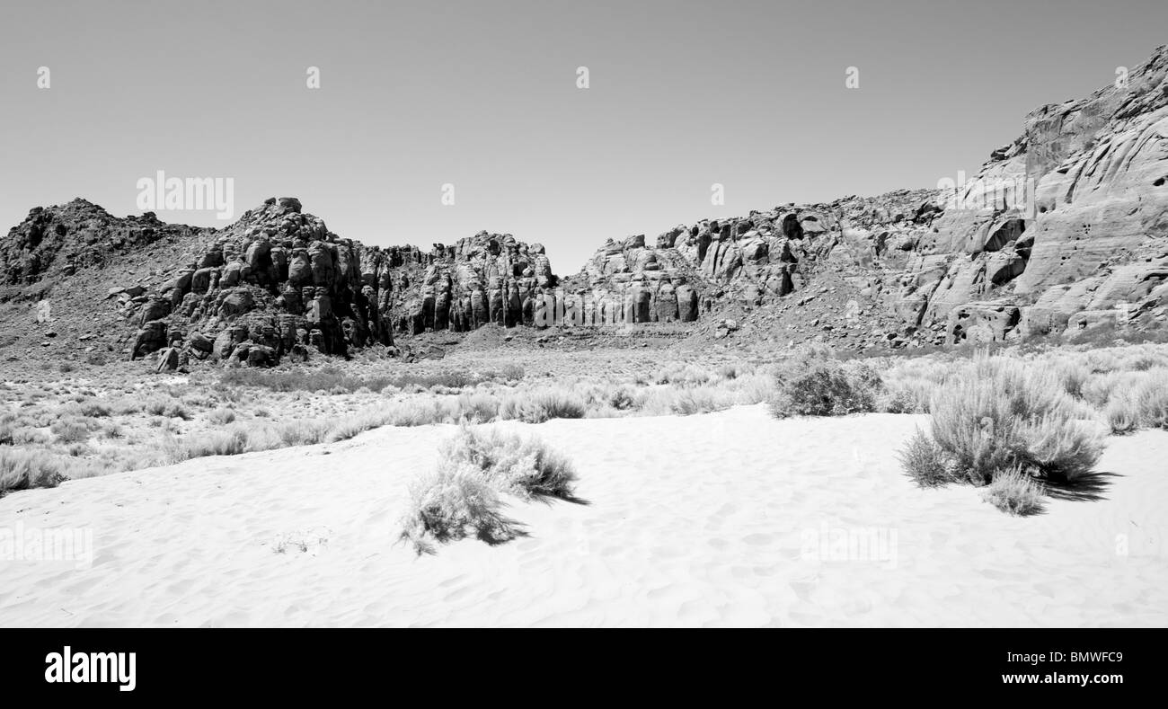 Sandstein-Klippen und Dünen in der südwestlichen Wüste Stockfoto