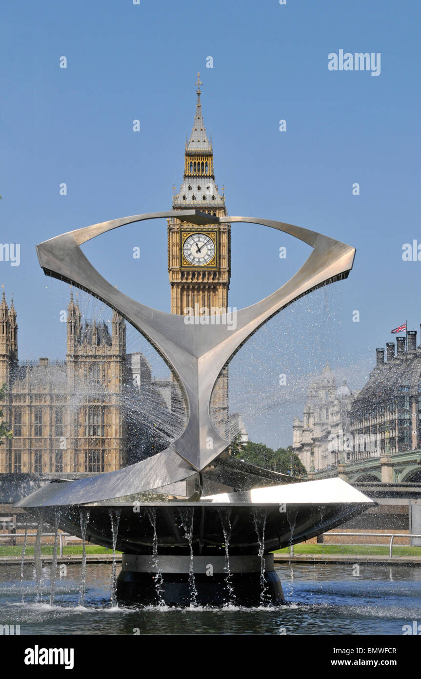 Teil von Revolvierenden Edelstahl Wasserspiel Brunnen & Kunst Skulptur von Naum Gabo im St. Thomas Hospital als Rahmen zu Big Ben Clock Face London UK Stockfoto