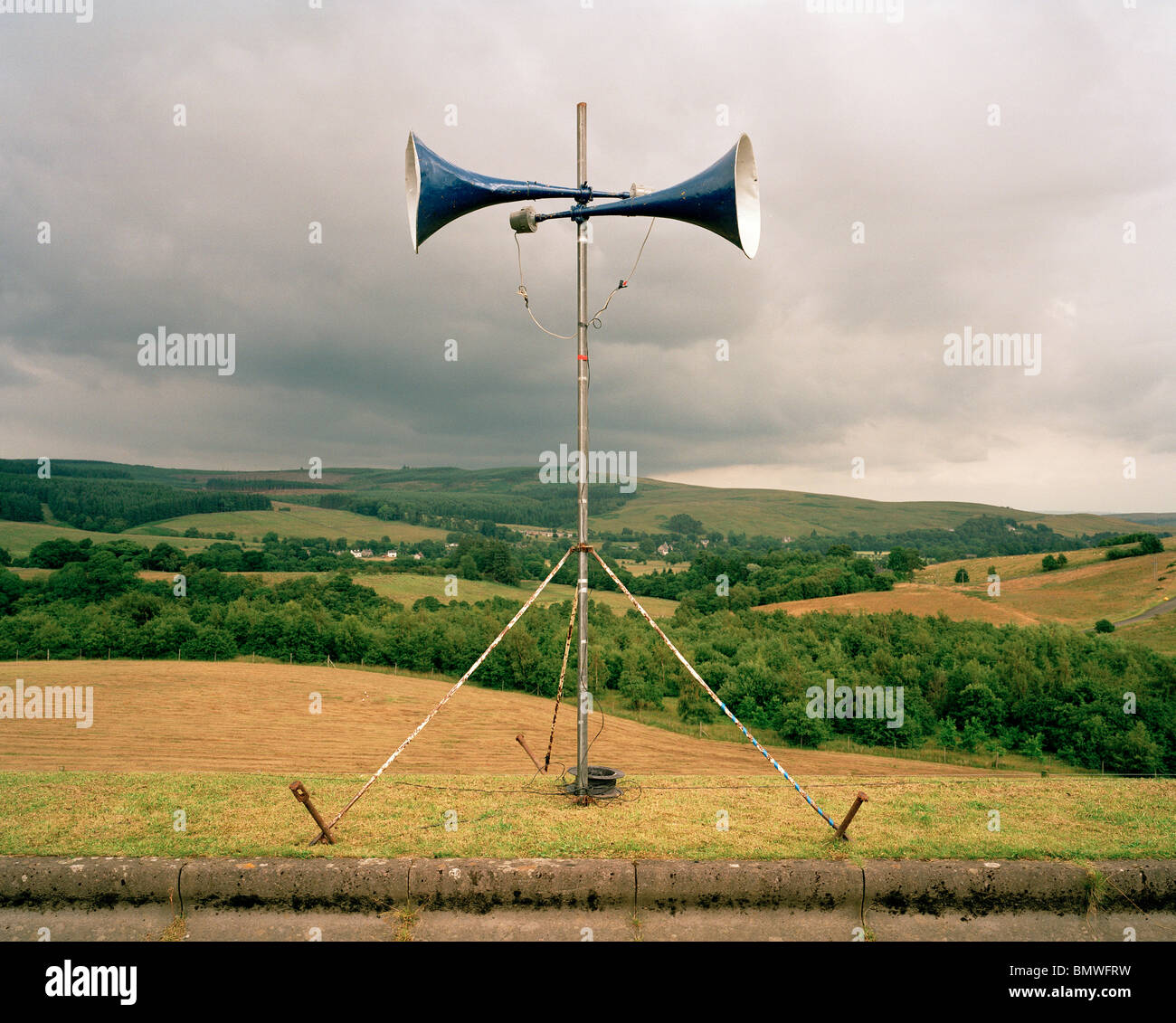 Ein Pole mit Blick auf die Landschaft von Northumberland haben alte altmodische Lautsprecherpaar öffentliche Adresse zugewiesen Stockfoto