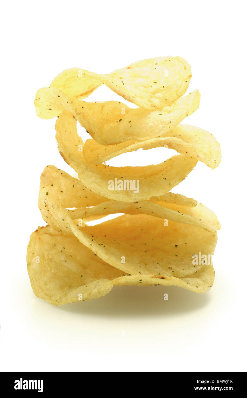 Stapel von unregelmäßiger Form knusprige Kartoffelchips auf weißem Hintergrund Stockfoto