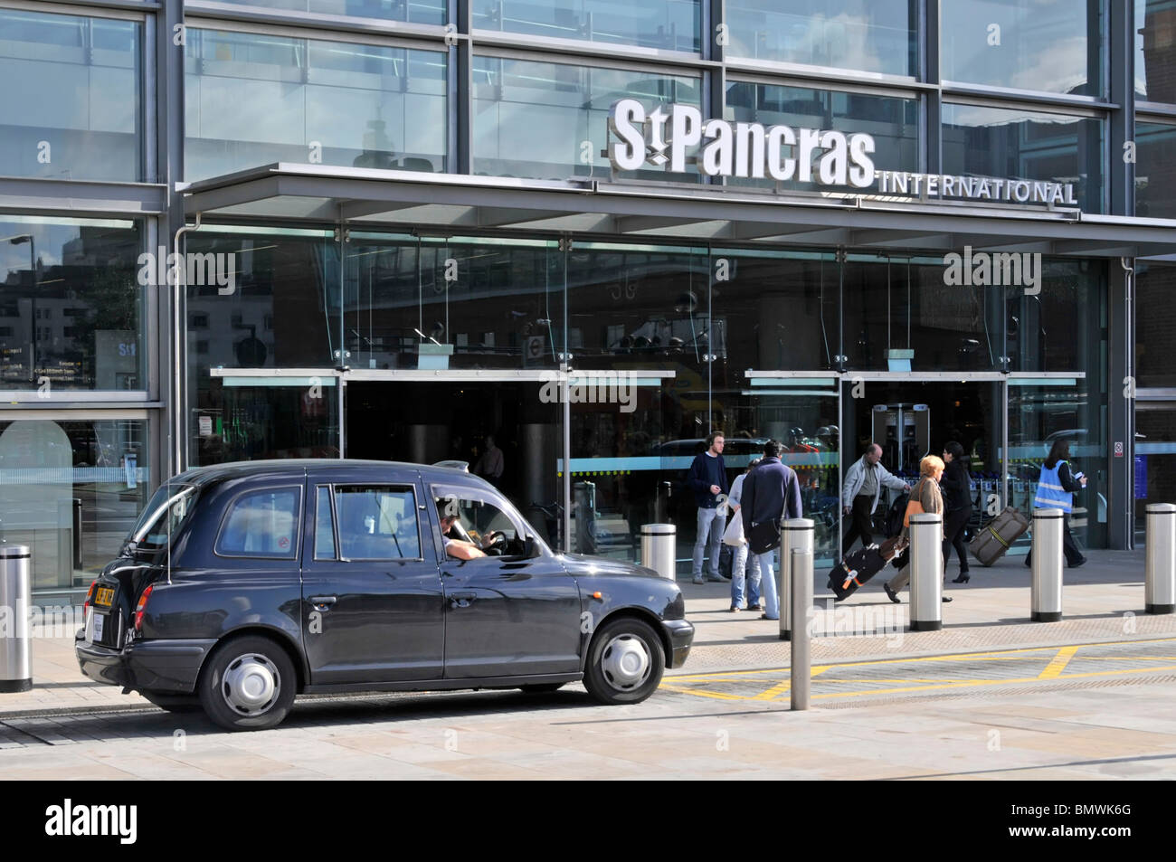 St Pancras International Eurostar terminal Railway Station Eingang und Taxistand Stockfoto