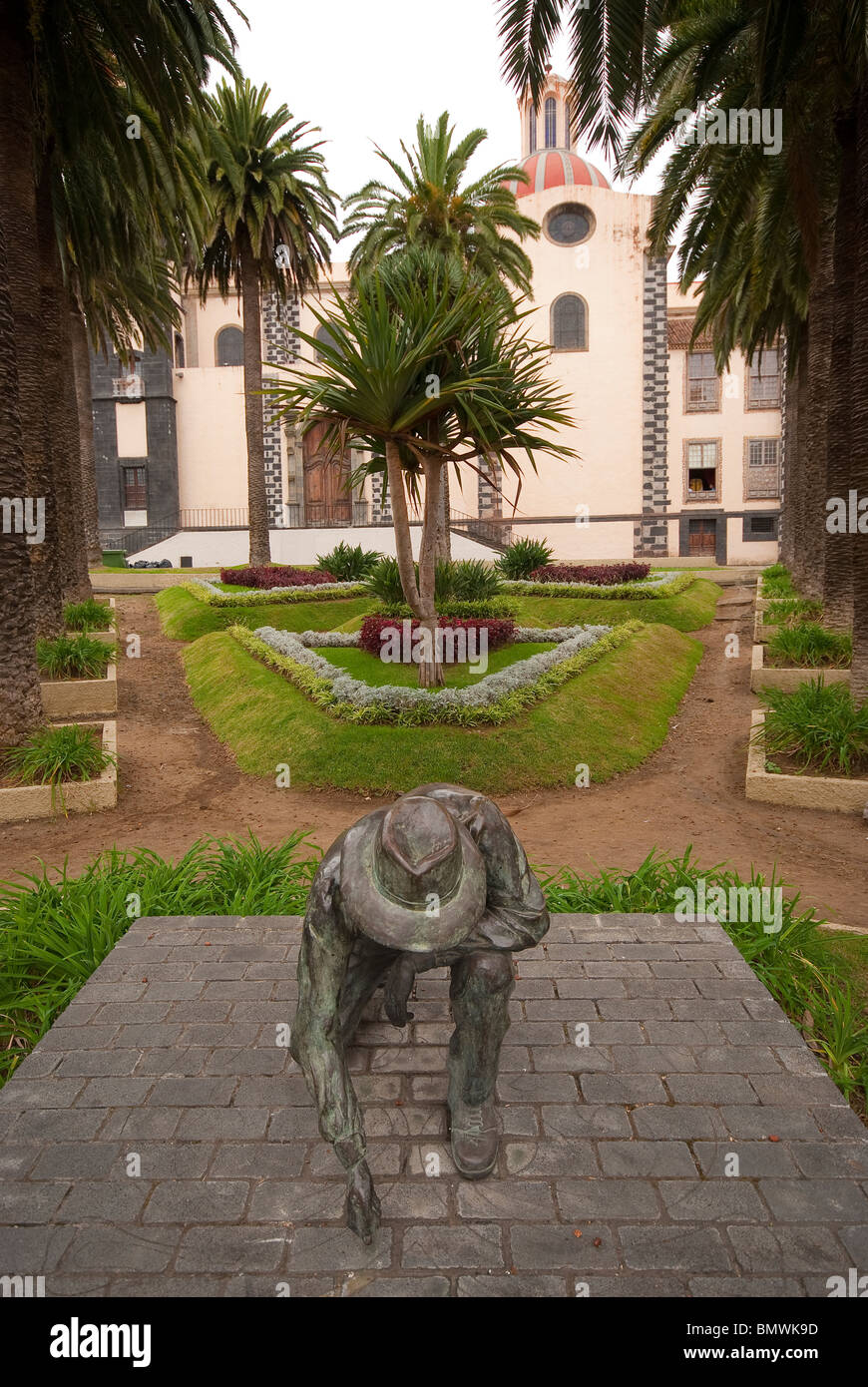 Homenaje al Alfombrista, Statue für die Hommage an die Teppich-Macher von Juan Carlos Armas Peraza in La Orotava, Teneriffa Stockfoto