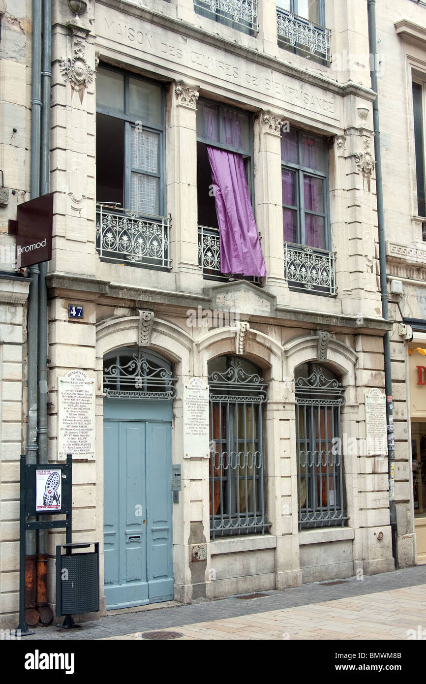 Französische Stadthaus verjährt flatternden Vorhang Fenster Stockfoto