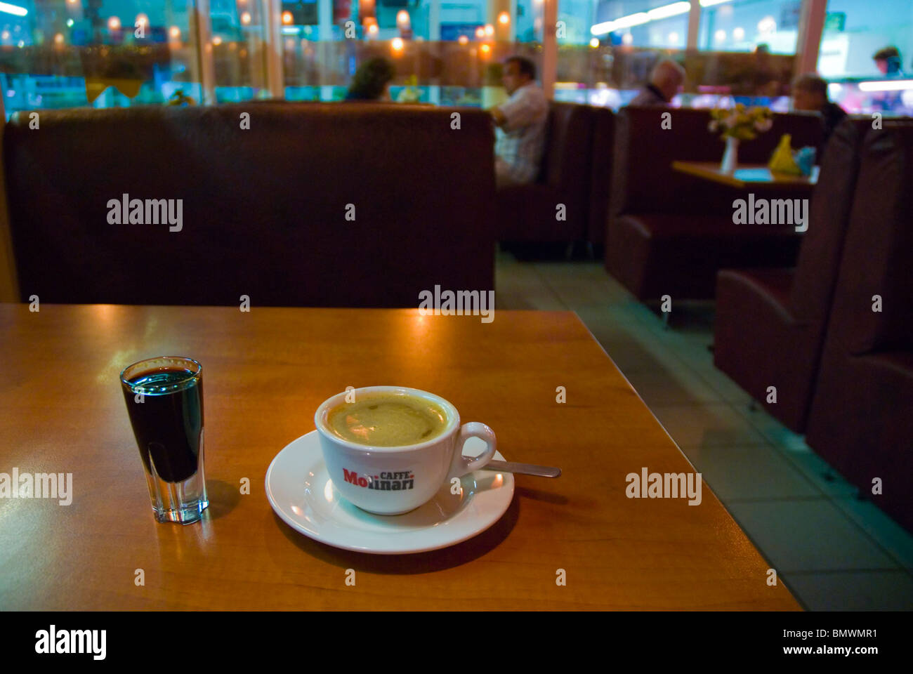 Tasse Kaffee und ein Glas des weißrussischen Balsam Alkohol in einem Café in Centraltirgus Markt Riga Lettland Europa Stockfoto