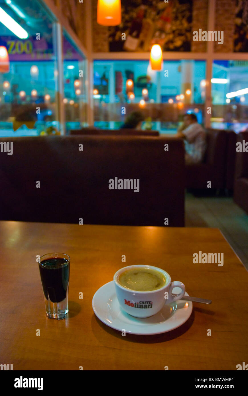 Tasse Kaffee und ein Glas des weißrussischen Balsam Alkohol in einem Café in Centraltirgus Markt Riga Lettland Europa Stockfoto