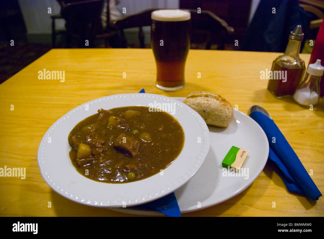 Irish Stew und ein Pint Bier in einem Pub in Liverpool England UK Europe Stockfoto