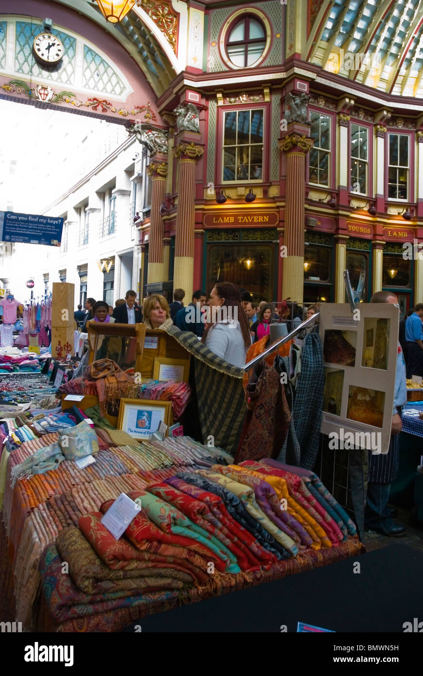 Stall Verkauf Textilien und Bekleidung auf Leadenhall Market City of London England UK Europe Stockfoto
