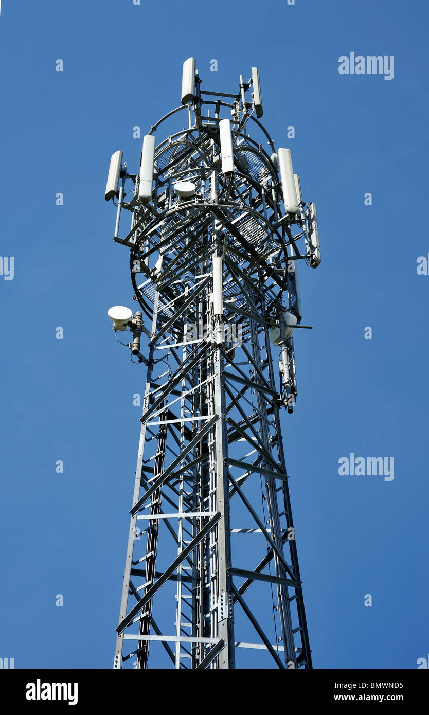 HANDY-MAST SCHUSS AN EINEM SONNIGEN TAG VOR BLAUEM HIMMEL Stockfoto