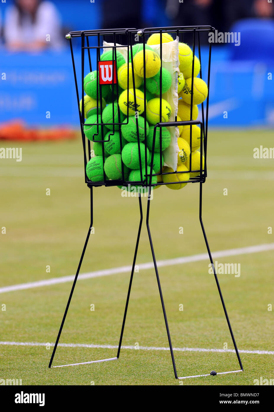 Tennis ball basket Fotos und Bildmaterial in hoher Auflosung Alamy