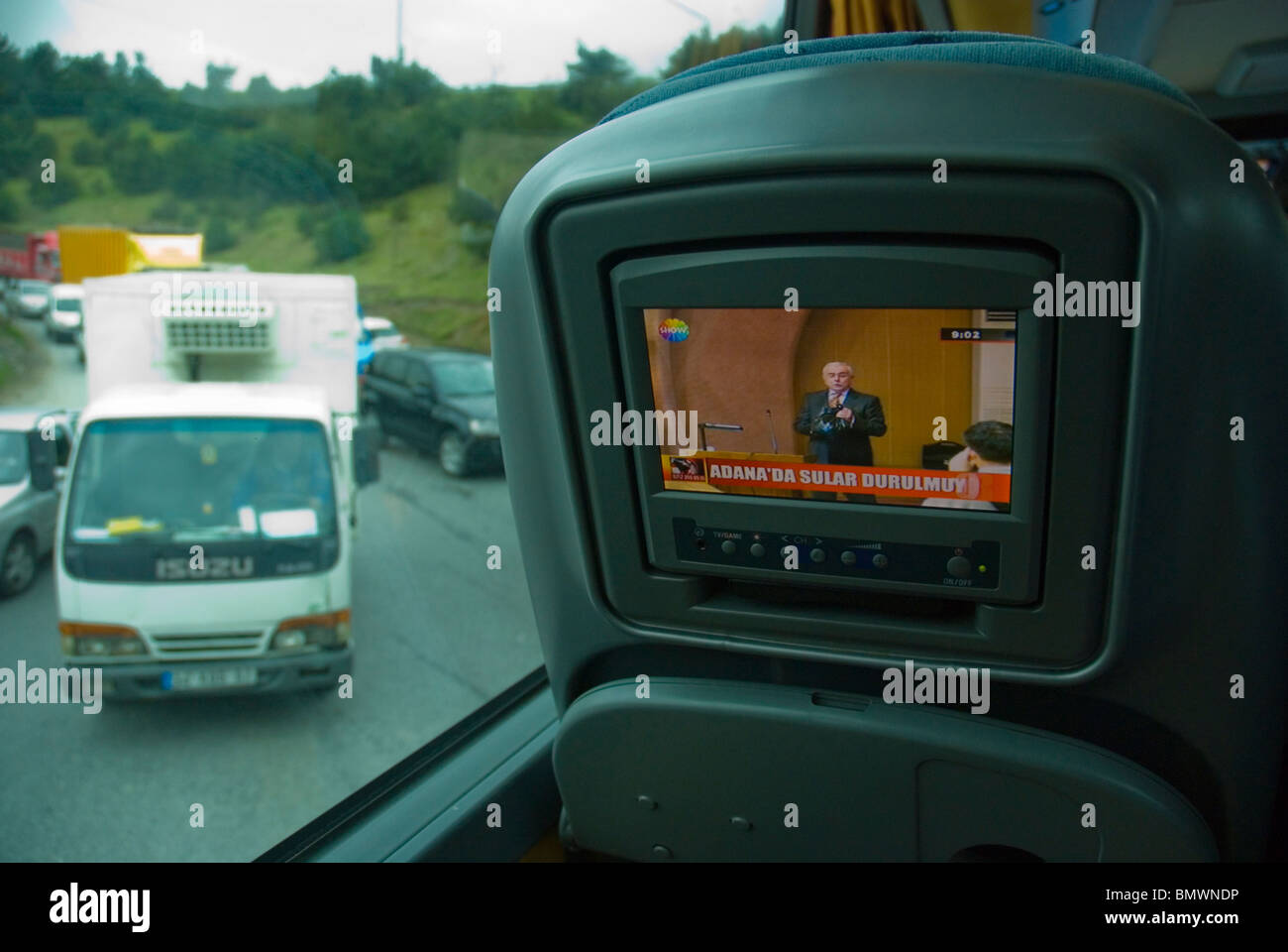 TV-Bildschirm befestigt, Bank auf Bus in der Türkei Stockfoto