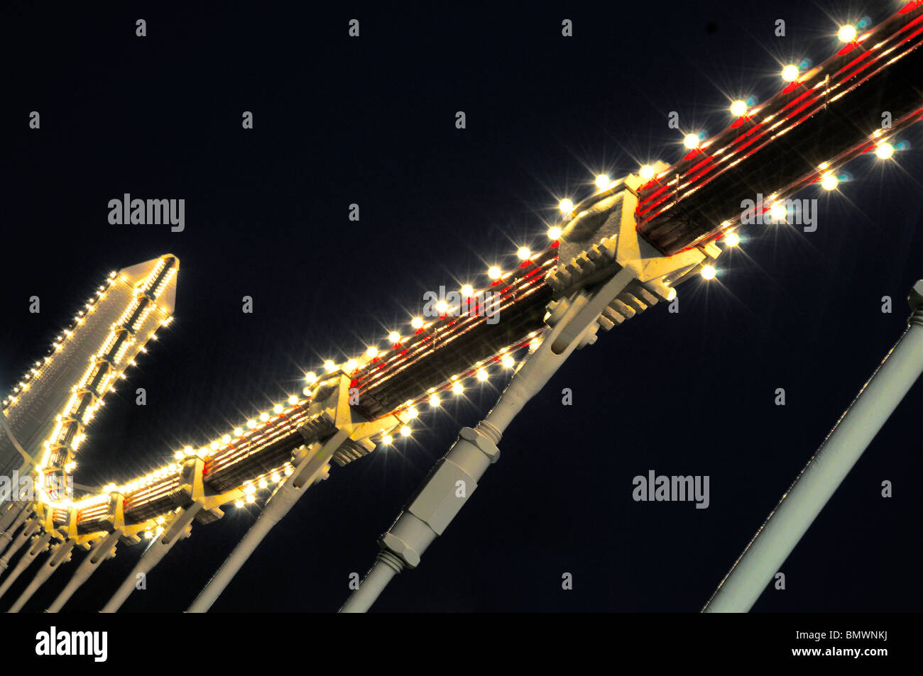 Leuchten in der Abenddämmerung, Chelsea Bridge, London, Vereinigtes Königreich Stockfoto