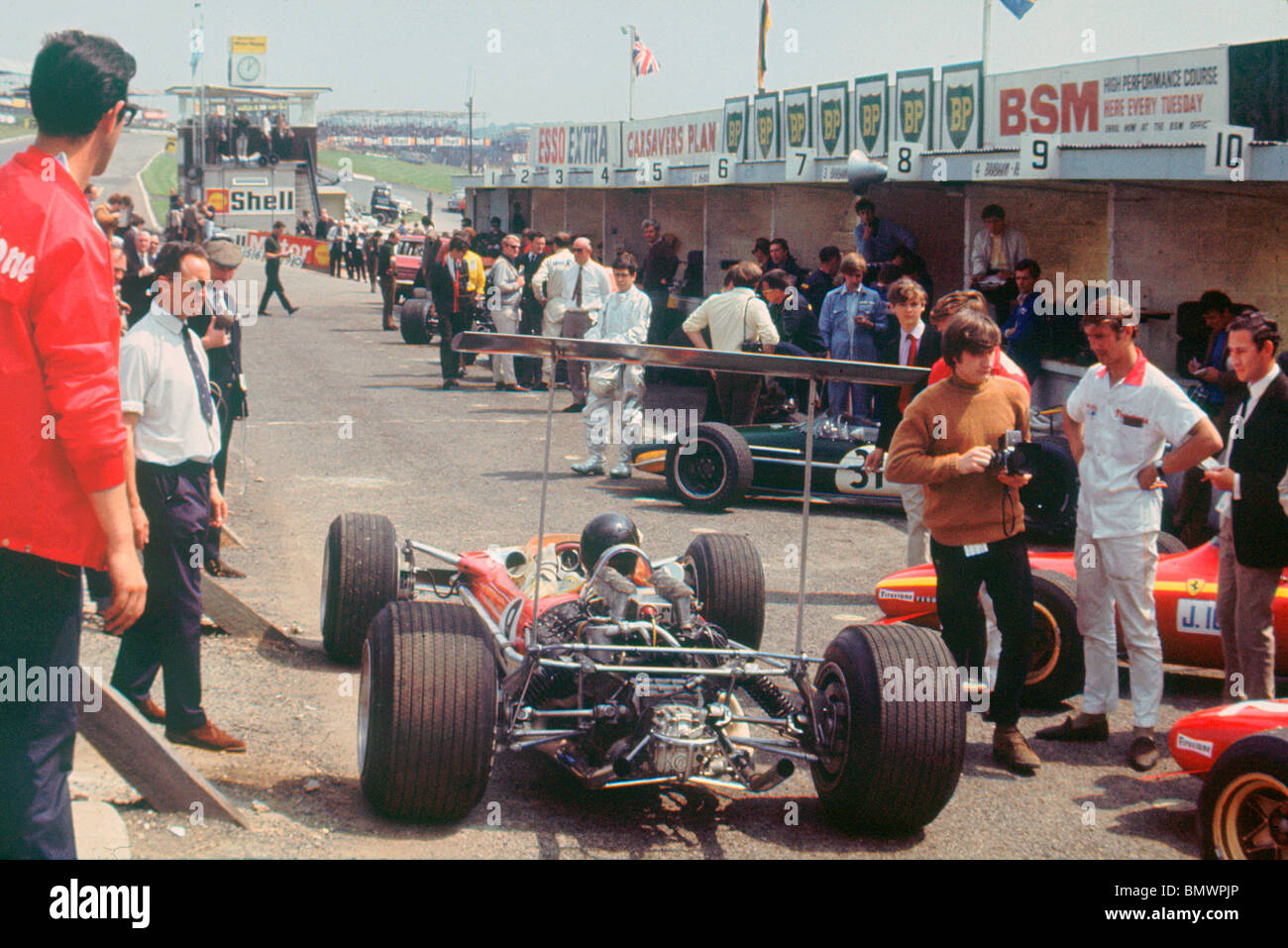 Graham Hill im Lotus-Cosworth 49, der Pole für die 1968 British Grand Prix in Brands Hatch qualifiziert, aber schied in Runde 26 Stockfoto