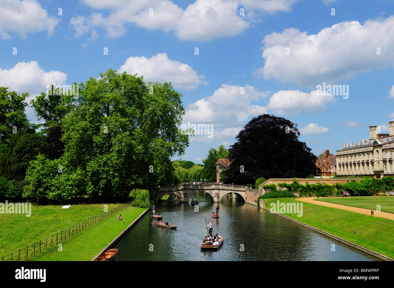 Bootfahren auf dem Fluss Cam von Kings-Brücke mit Blick auf Clare Bridge, Cambridge, England, UK Stockfoto