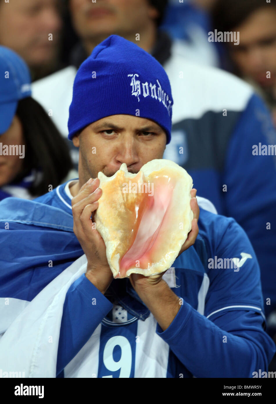 HONDURAS-FAN mit SEA SHELL Spanien V HONDURAS ELLIS PARK JOHANNESBURG SOUTH AFRICA 21. Juni 2010 Stockfoto