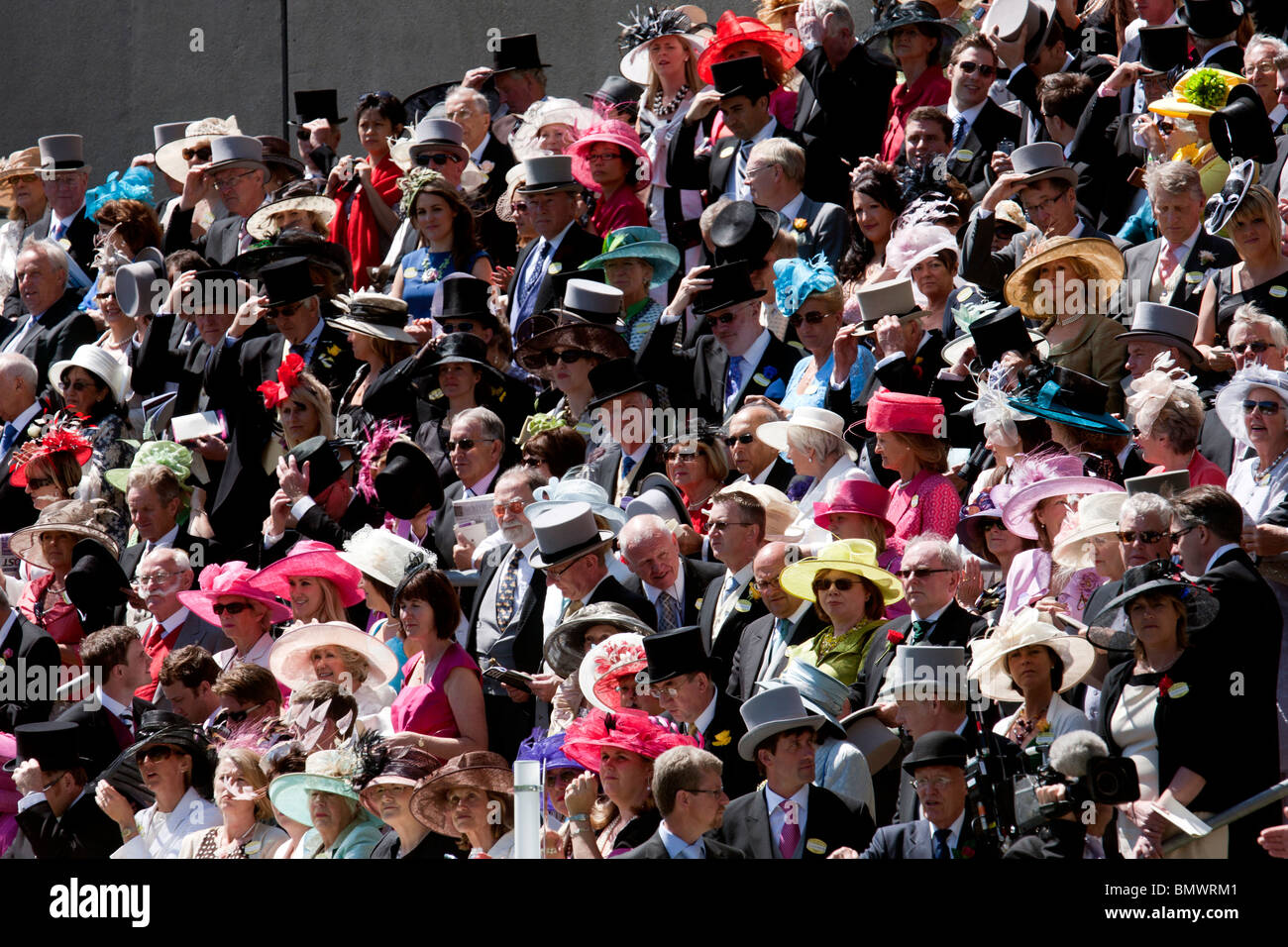 Eine Menschenmenge in die königliche Gehege Tagung des Royal Ascot Pferderennen in Hüte Stockfoto