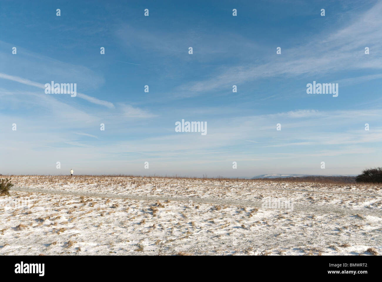 einsame Figur am Hang mit leichten Abdeckung des Schnees und Weitblick der näheren Umgebung Stockfoto