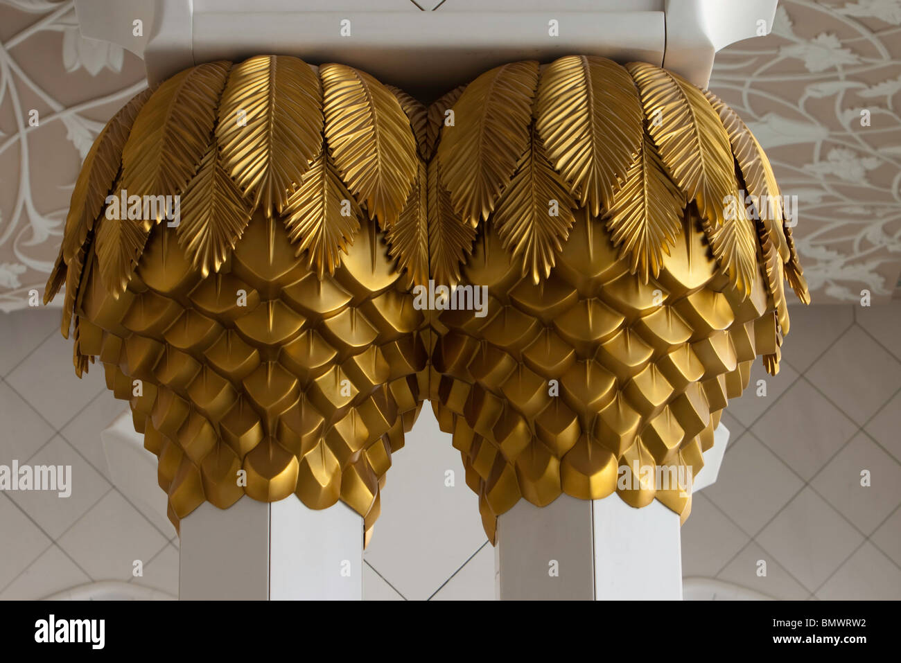 Gold Palmblätter plated auf den Säulen im Inneren Sheikh Zayed Bin Sultan Al Nahyan Mosque (Moschee), Abu Dhabi. Stockfoto