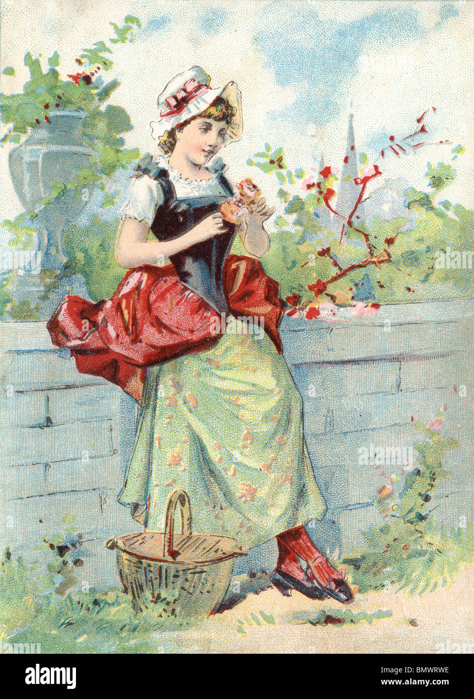 Frau, die an einer Wand im Garten Stockfoto